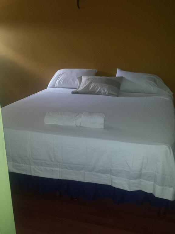 Impeccable Guest Rooms 2 Kingston Habitación foto
